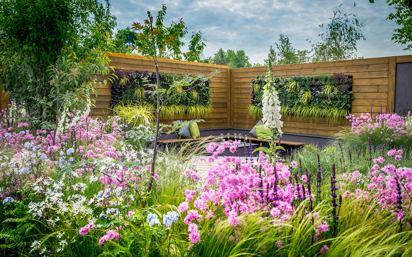 Best gifts for gardeners in the UK including gardening tools, outdoor gifts, potting accessories and premium garden presents