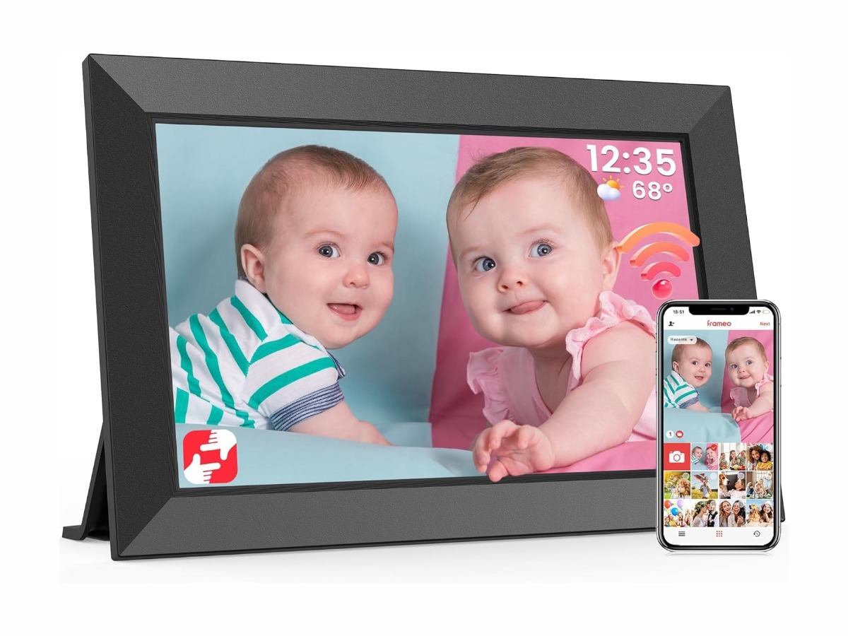 Frameo WiFi digital photo frame as a first Father’s Day gift for dads in the UK