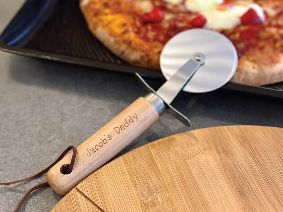 Personalised Daddy’s pizza cutter Father’s Day gift in the UK