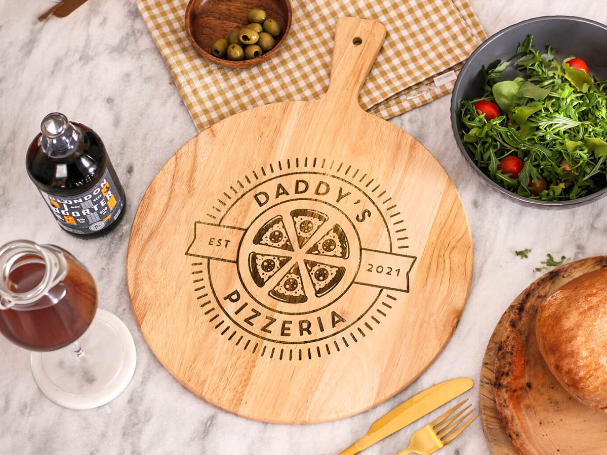 Personalised Dad’s Pizzeria pizza board Father’s Day gift for dads in the UK